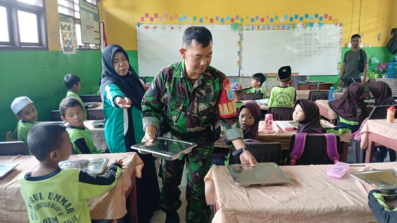Babinsa Koramil 1015-03/MB Ketapang Dampingi Pelaksanaan Makan Bergizi Gratis
