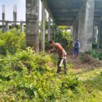 Ciptakan Lingkungan Yang Bersih,Babinsa 1015-12/Seruyan Tengah Bersama Warga Gotong Royong