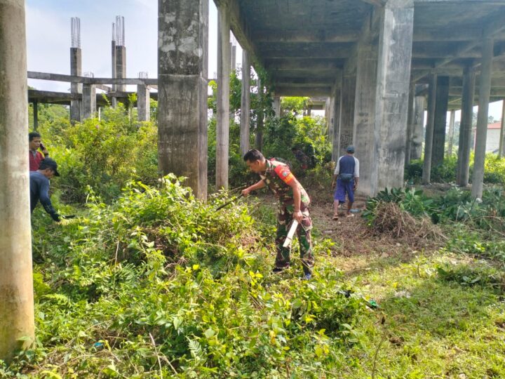 Ciptakan Lingkungan Yang Bersih,Babinsa 1015-12/Seruyan Tengah Bersama Warga Gotong Royong