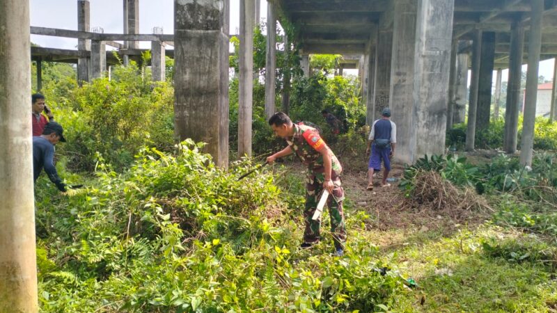 Ciptakan Lingkungan Yang Bersih,Babinsa 1015-12/Seruyan Tengah Bersama Warga Gotong Royong