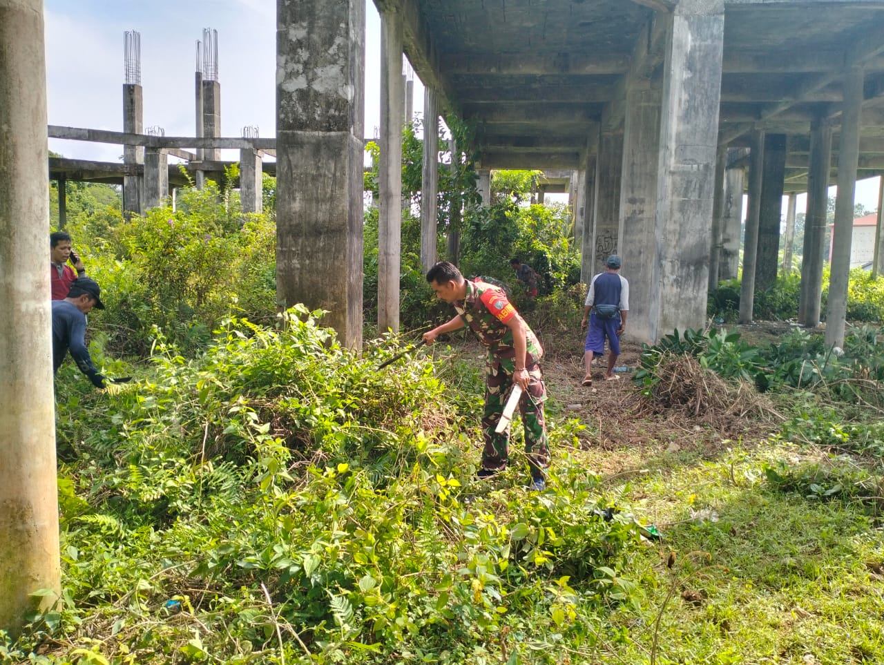 Ciptakan Lingkungan Yang Bersih,Babinsa 1015-12/Seruyan Tengah Bersama Warga Gotong Royong