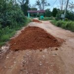 Dana Bantuan Swadaya Penambang, Ketua RT Bersama Masyarakat Lakukan Perbaikan Jalan Menuju Obyek Wisata Pantai Lepar Belinyu.