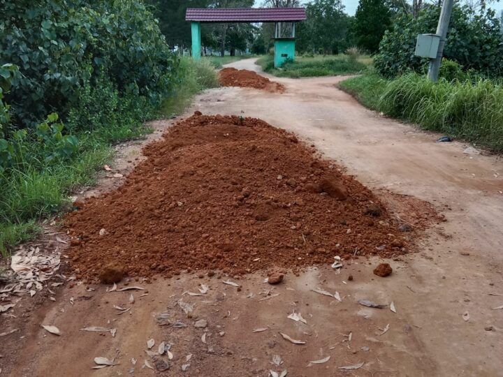 Dana Bantuan Swadaya Penambang, Ketua RT Bersama Masyarakat Lakukan Perbaikan Jalan Menuju Obyek Wisata Pantai Lepar Belinyu.