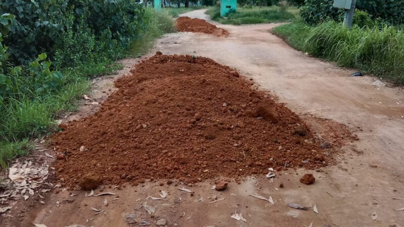 Dana Bantuan Swadaya Penambang, Ketua RT Bersama Masyarakat Lakukan Perbaikan Jalan Menuju Obyek Wisata Pantai Lepar Belinyu.