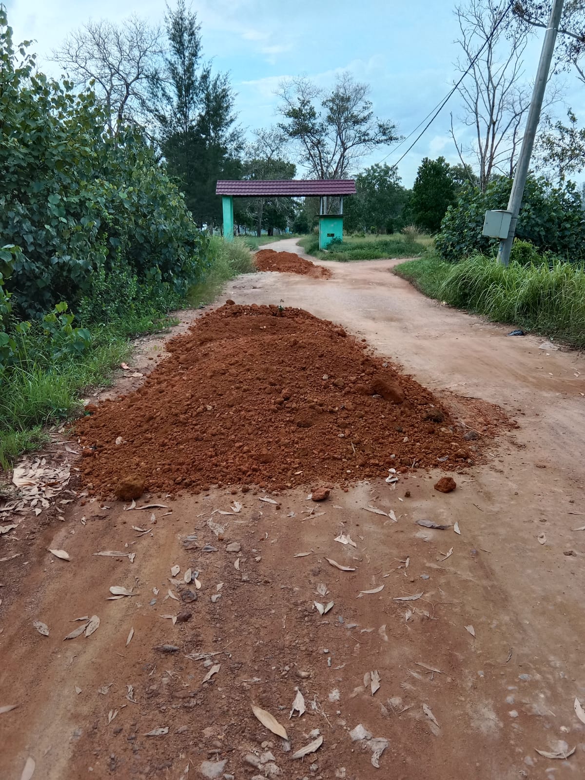 Dana Bantuan Swadaya Penambang, Ketua RT Bersama Masyarakat Lakukan Perbaikan Jalan Menuju Obyek Wisata Pantai Lepar Belinyu.