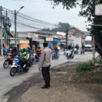 Kanit Samapta Polsek Pasar Kemis Lancarkan Arus Lalu Lintas, Perempatan Kebeng
