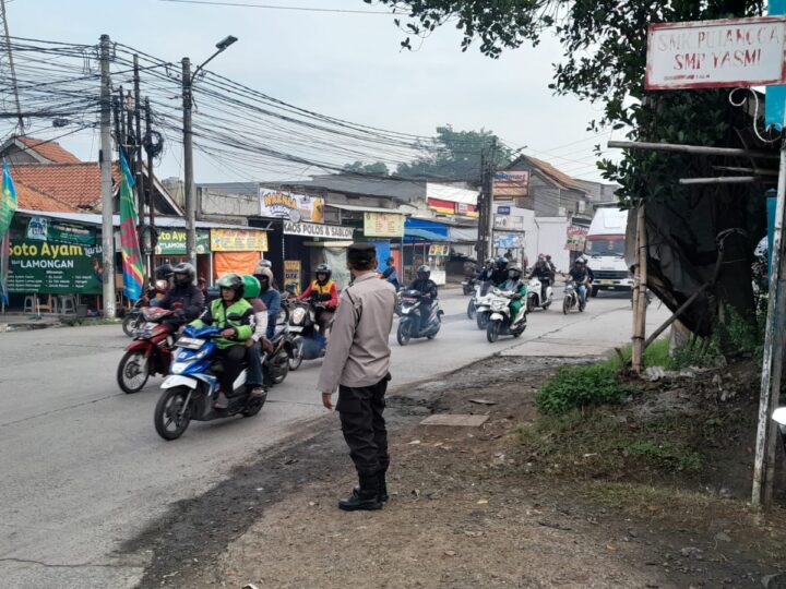 Kanit Samapta Polsek Pasar Kemis Lancarkan Arus Lalu Lintas, Perempatan Kebeng