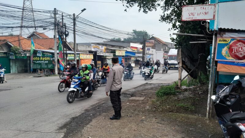 Kanit Samapta Polsek Pasar Kemis Lancarkan Arus Lalu Lintas, Perempatan Kebeng