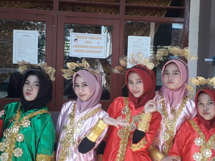 Peragaan Busana Adat Fashion Show, Warnai Festival di SMAN 10 Kabupaten Tangerang