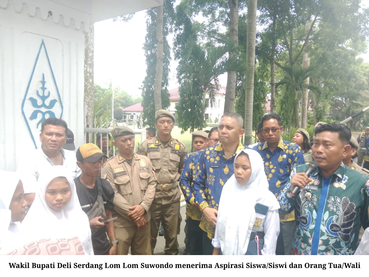 Wakil Bupati Deli Serdang Lom Lom Suwondo dan Dinas Pendidikan Tampung Aspirasi Siswa Siswi SMPN 2 Galang