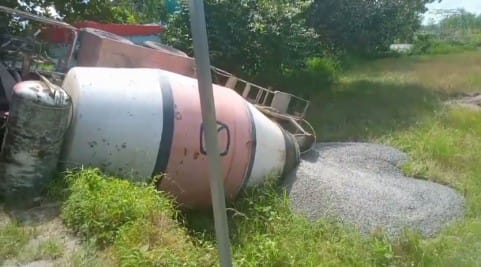 Insiden Mobil Molen Terguling di Jalan Sabe Tengah Kecamatan Labang, Jalan Raya Bukan Kelasnya Petugas Tutup Mata dan Pernah Tayang di Media