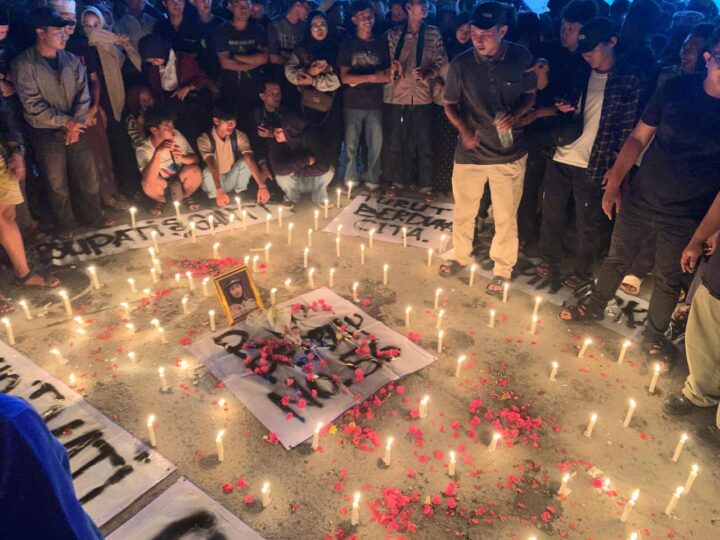 HIMPUNAN MAHASISWA RUMPIN GELAR TABUR BUNGA DAN BAKAR LILIN ATAS TRAGEDI KECELAKAAN PELAJAR, DESAK PENEGAKAN PERBUP 56 TAHUN 2023
