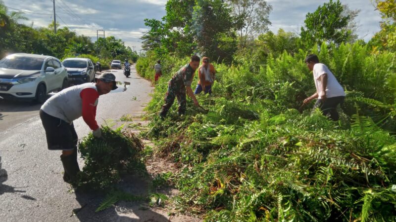 Ciptakan Lingkungan Yang Bersih,Babinsa 1015-03/MB Ketapang Bersama Warga Laksanakan Gotong Royong