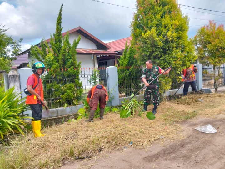 Ciptakan Lingkungan Bersih Dan Sehat, Babinsa Bersama Masyarakat Kerja Bakti
