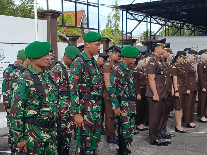Komandan Kodim 1015/Sampit ikuti Upacara Harkitnas di Halaman Kantor Kajari