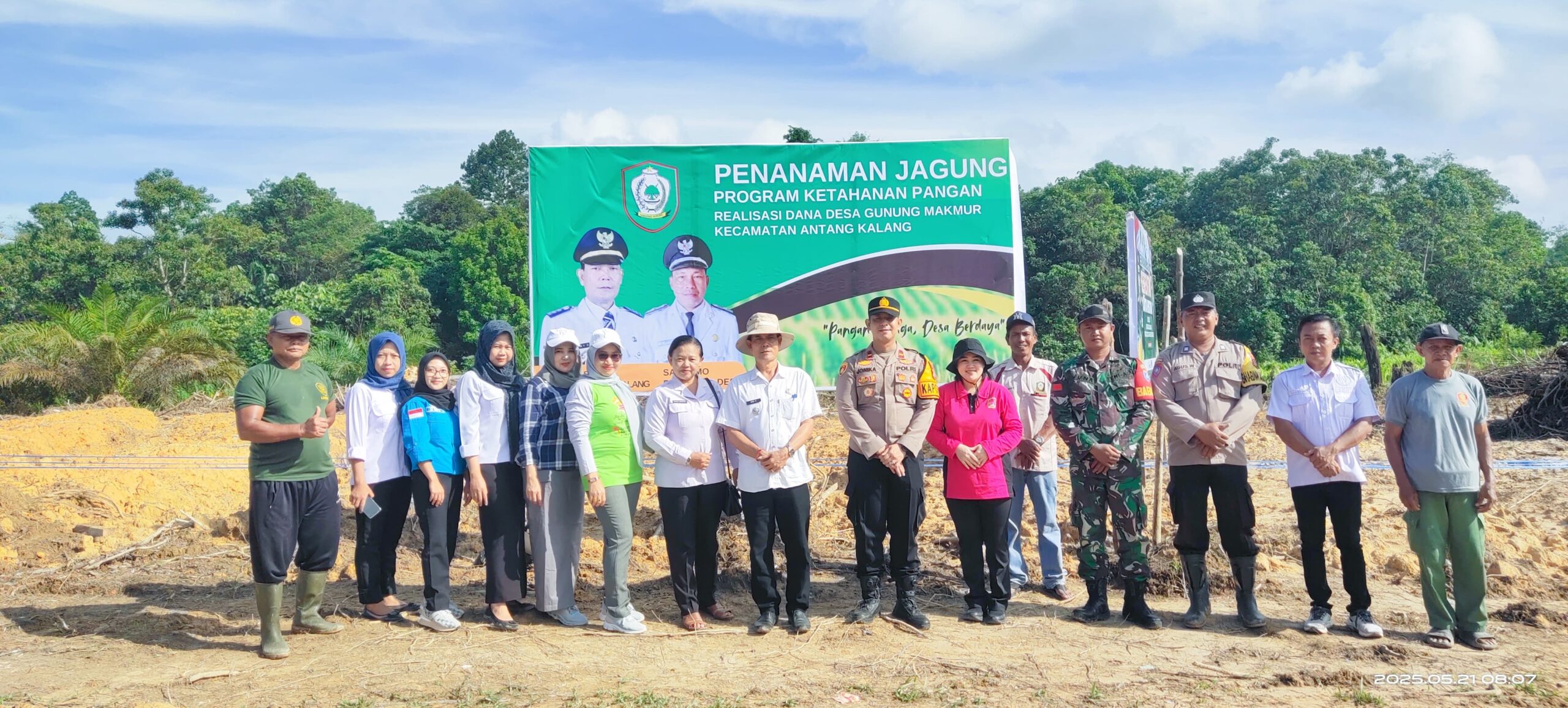 Babinsa Koramil 1015-08/Mentaya Hulu Hadiri Penanaman Jagung Di Wilayah