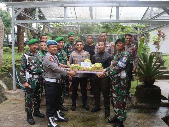 Kapolres Kuningan Bersilaturahmi ke Kodim 0615 Kuningan dalam Rangka HUT Kodam III/Siliwangi