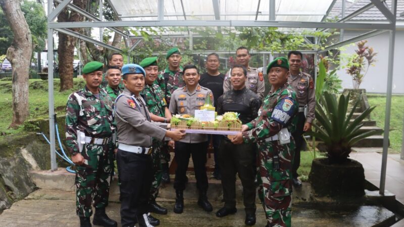 Kapolres Kuningan Bersilaturahmi ke Kodim 0615 Kuningan dalam Rangka HUT Kodam III/Siliwangi