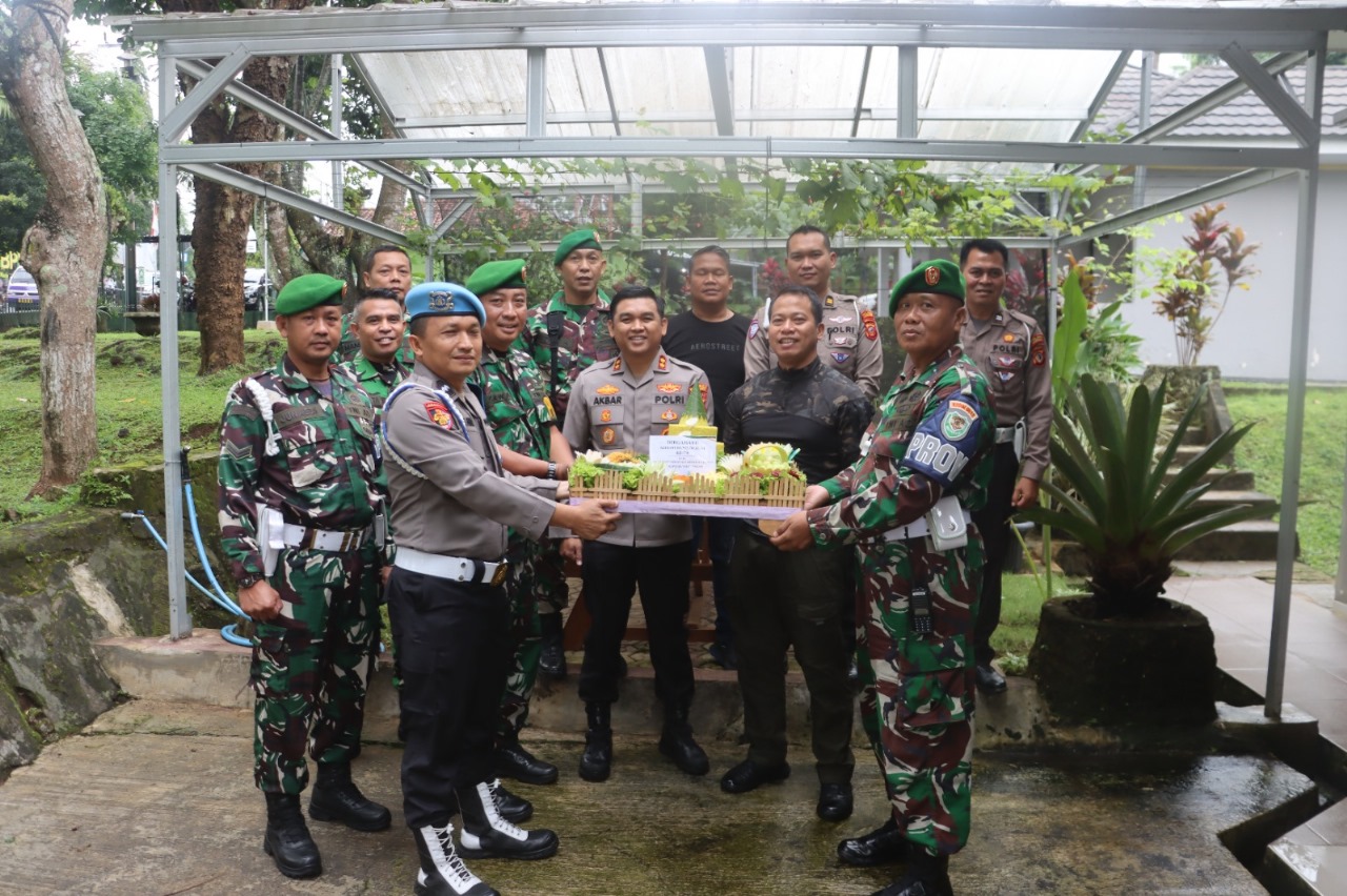 Kapolres Kuningan Bersilaturahmi ke Kodim 0615 Kuningan dalam Rangka HUT Kodam III/Siliwangi