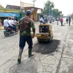 Berikan Kenyamanan Pengguna Jalan, Dinas PUPR Tulungagung Lakukan Pembersihan Dan Perapihan Bahu Jalan Campurdarat – Tanggung