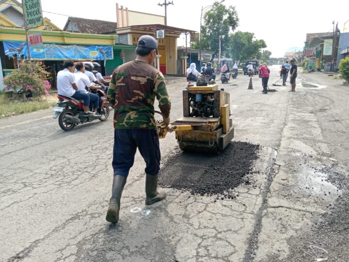 Berikan Kenyamanan Pengguna Jalan, Dinas PUPR Tulungagung Lakukan Pembersihan Dan Perapihan Bahu Jalan Campurdarat – Tanggung
