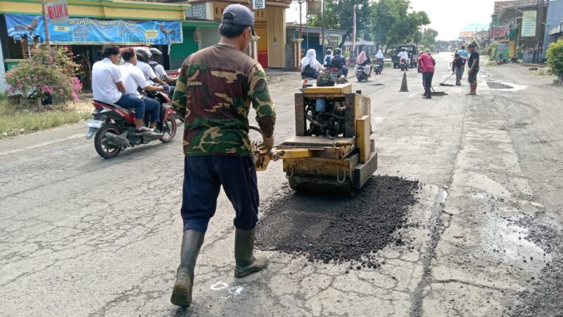 Berikan Kenyamanan Pengguna Jalan, Dinas PUPR Tulungagung Lakukan Pembersihan Dan Perapihan Bahu Jalan Campurdarat – Tanggung