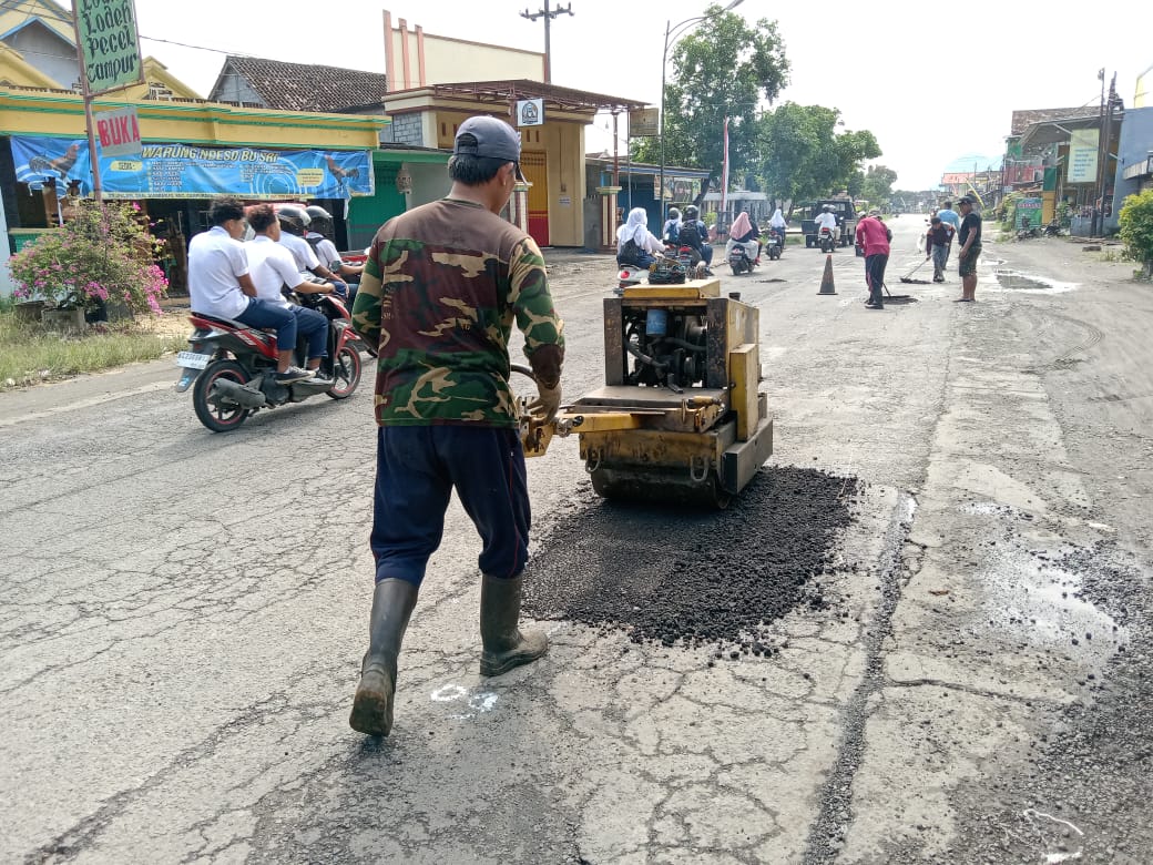 Berikan Kenyamanan Pengguna Jalan, Dinas PUPR Tulungagung Lakukan Pembersihan Dan Perapihan Bahu Jalan Campurdarat – Tanggung