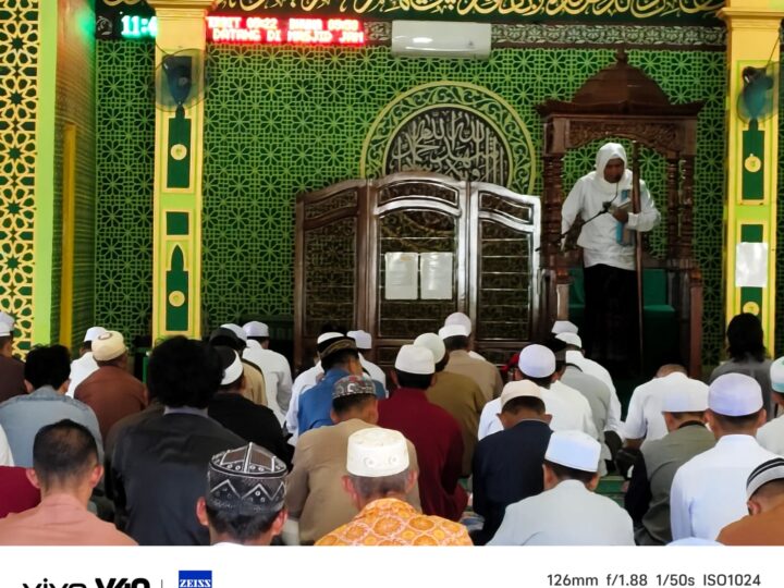Ratusan Umat Muslim Melaksanakan Shalat Jum’at di Masjid Jami Darussalam
