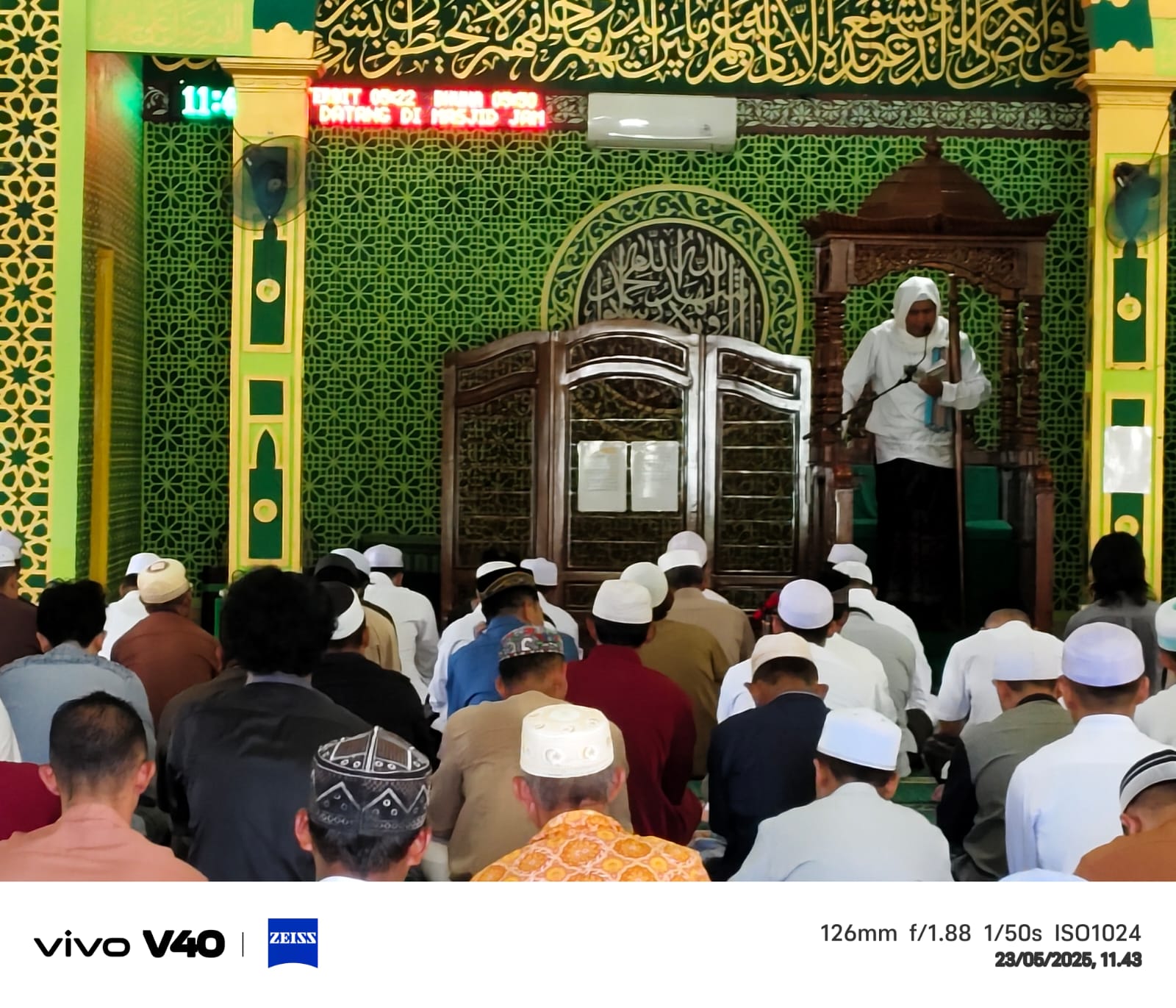 Ratusan Umat Muslim Melaksanakan Shalat Jum’at di Masjid Jami Darussalam