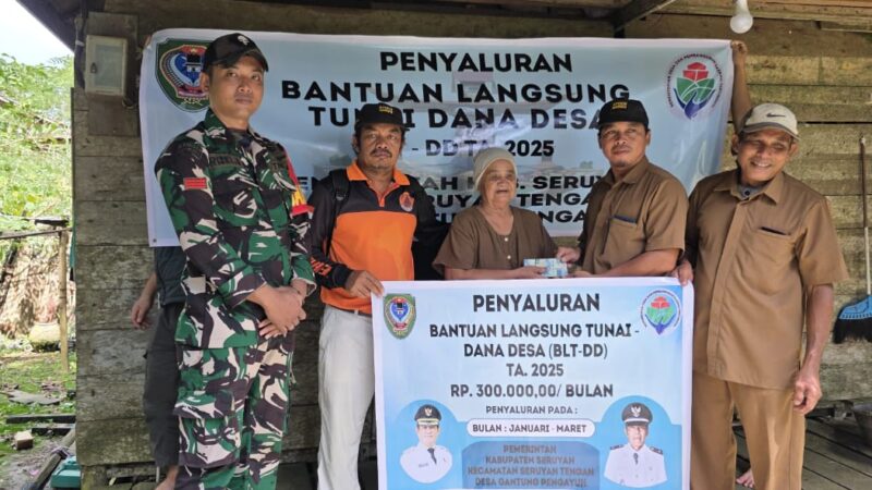 Wujud Peran Aktif, Babinsa Koramil 1015-12/Seruyan Tengah Dampingi Penyaluran BLT Dana Desa