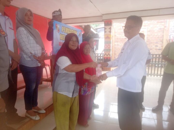 Desa Bandar Kagungan Raya Kabupaten Lampung Utara Salurkan BLT DD 2025 Kepada 29 KK di Aula Desa Setempat