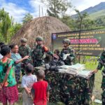 Satgas Yonif 641/Bru Laksanakan Bhakti Sosial Dengan Bagikan Sembako di Kampung Polimo