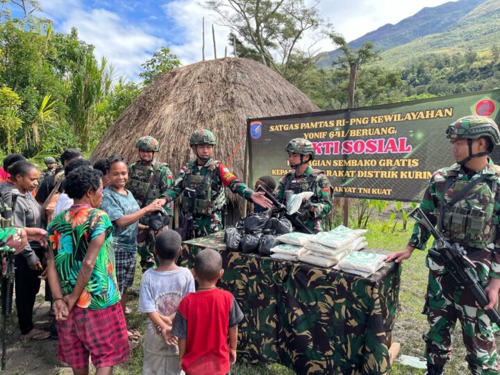 Satgas Yonif 641/Bru Laksanakan Bhakti Sosial Dengan Bagikan Sembako di Kampung Polimo