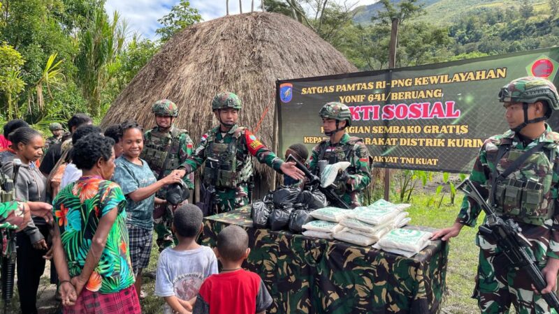 Satgas Yonif 641/Bru Laksanakan Bhakti Sosial Dengan Bagikan Sembako di Kampung Polimo
