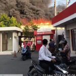 18 Unit Damkar Dikerahkan Untuk Memadamkan Si Jago Merah di Gudang Kemiri Kecamatan Semampir Surabaya.
