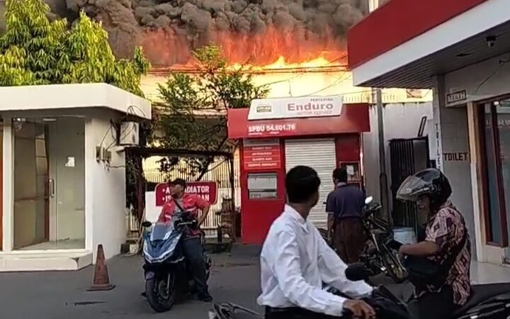 18 Unit Damkar Dikerahkan Untuk Memadamkan Si Jago Merah di Gudang Kemiri Kecamatan Semampir Surabaya.