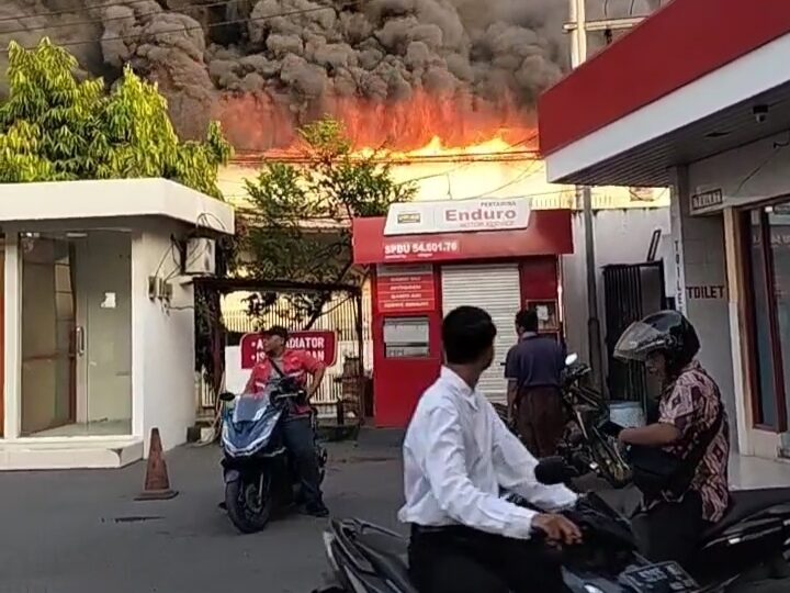 18 Unit Damkar Dikerahkan Untuk Memadamkan Si Jago Merah di Gudang Kemiri Kecamatan Semampir Surabaya.