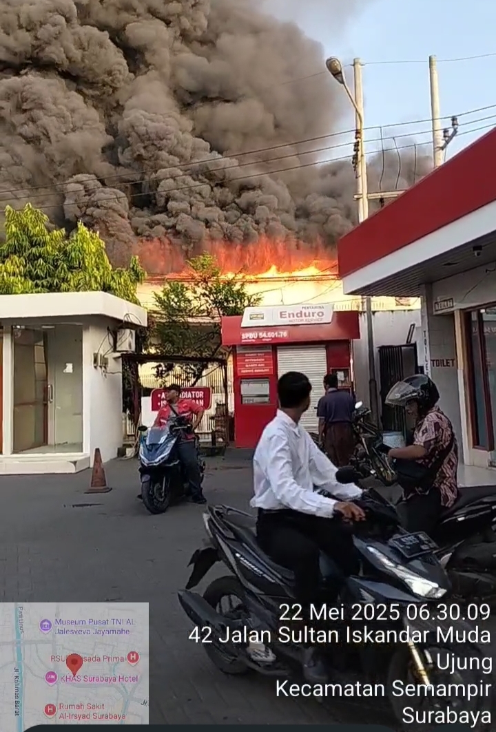 18 Unit Damkar Dikerahkan Untuk Memadamkan Si Jago Merah di Gudang Kemiri Kecamatan Semampir Surabaya.