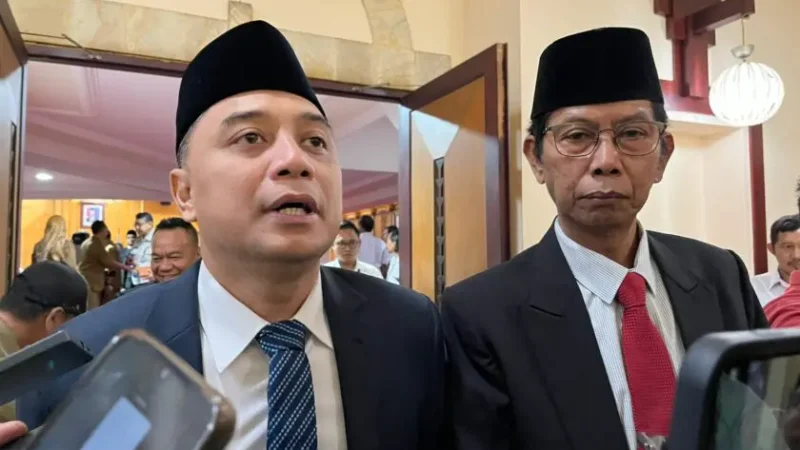 Walikota Eri Cahyadi: Toko Modern di Surabaya Yang Punya Lahan Parkir Sendiri Bebas Menggratiskan Pengunjung atau Menarik Tarif Parkir ke Pengunjung.