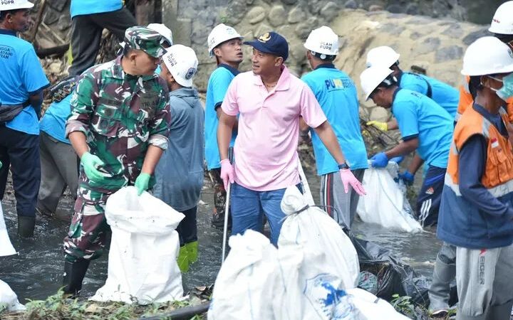 Pimpin Aksi Bersih Sungai Bupati Ajak Masyarakat Tidak Buang Sampah Plastik Sembarangan