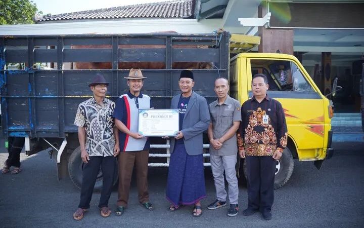 Bupati Pacitan Berkurban 1 Ekor Sapi dan 12 Ekor Kambing