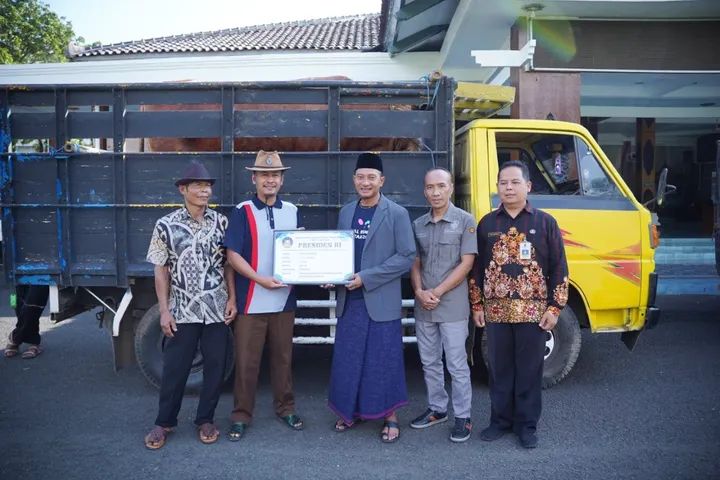 Bupati Pacitan Berkurban 1 Ekor Sapi dan 12 Ekor Kambing