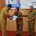 Wakil Bupati Gagarin Sumrambah Serahkan SK Purna Tugas Kepada 55 Orang PNS di Lingkup Pemkab Pacitan.