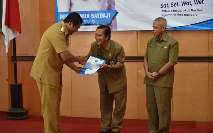 Wakil Bupati Gagarin Sumrambah Serahkan SK Purna Tugas Kepada 55 Orang PNS di Lingkup Pemkab Pacitan.