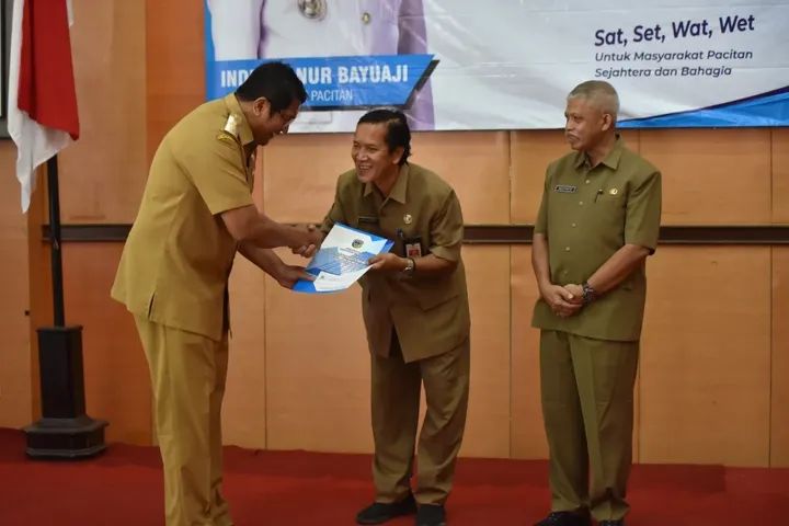 Wakil Bupati Gagarin Sumrambah Serahkan SK Purna Tugas Kepada 55 Orang PNS di Lingkup Pemkab Pacitan.