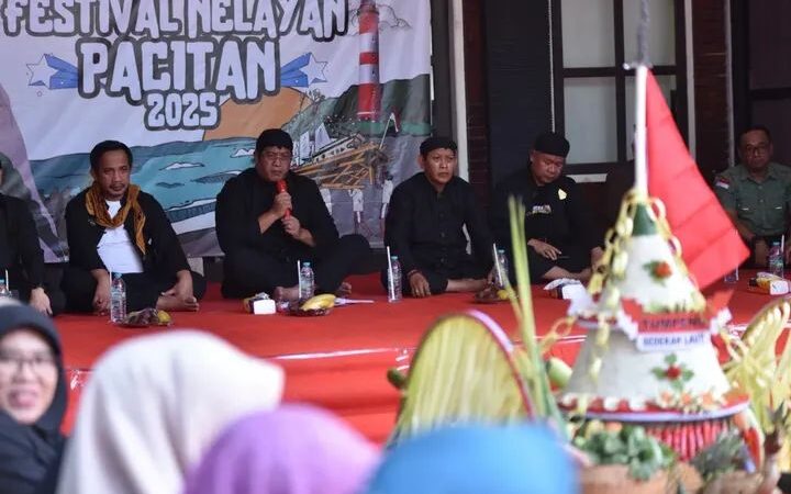 Wujud Menjaga Tradisi dan Lestarikan Laut, Ratusan Nelayan Gelar Sedekah Laut di Dermaga Pelabuhan Tamperan.