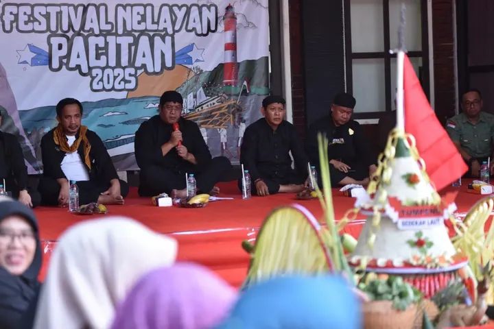 Wujud Menjaga Tradisi dan Lestarikan Laut, Ratusan Nelayan Gelar Sedekah Laut di Dermaga Pelabuhan Tamperan.