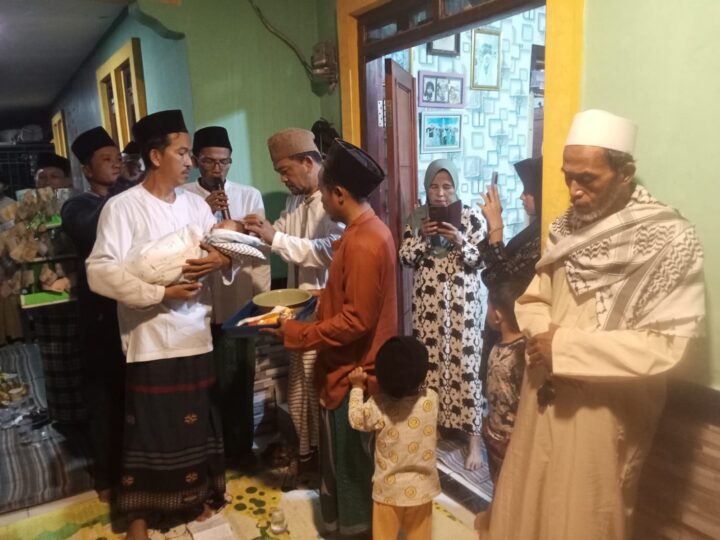 Syukuran Mencukur Rambut Bayi 40 Hari Putra Dari TB.Husni Yang Ke 3