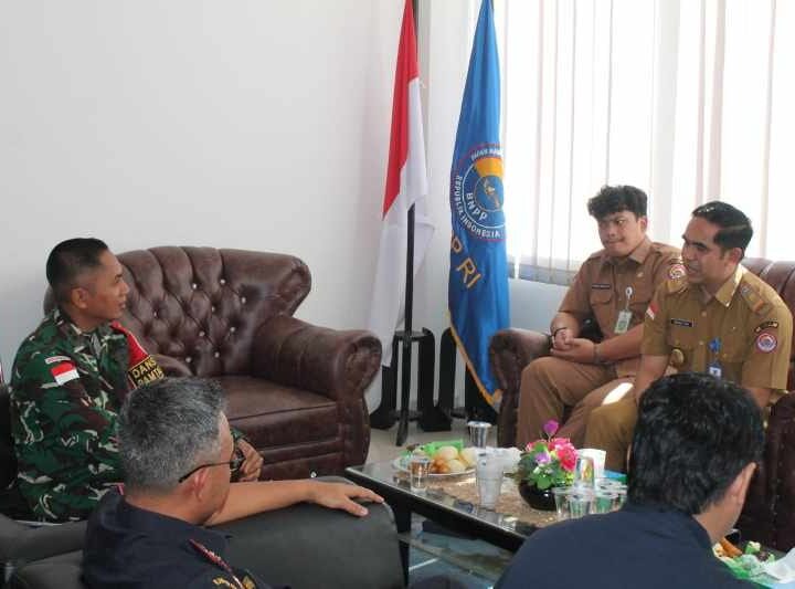 Jalin Kerjasama dan Sinergi, Dansatgas Pamtas RI-Malaysia Yonkav 3/AC Kunjungi PLBN Badau