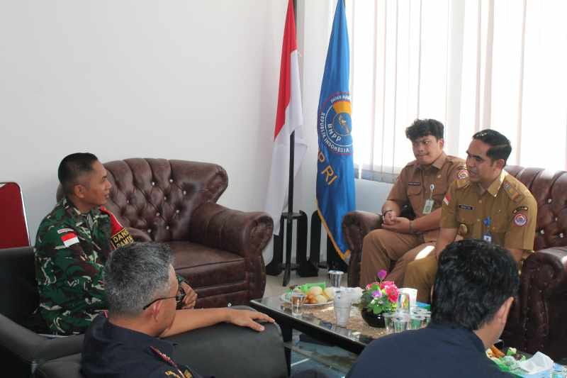 Jalin Kerjasama dan Sinergi, Dansatgas Pamtas RI-Malaysia Yonkav 3/AC Kunjungi PLBN Badau
